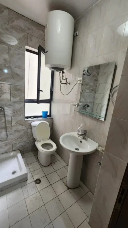 Tirane, jepet me qera apartament 2+1+Ballkon Kati 4, 100 m² 500 € (Pallati me shigjeta)