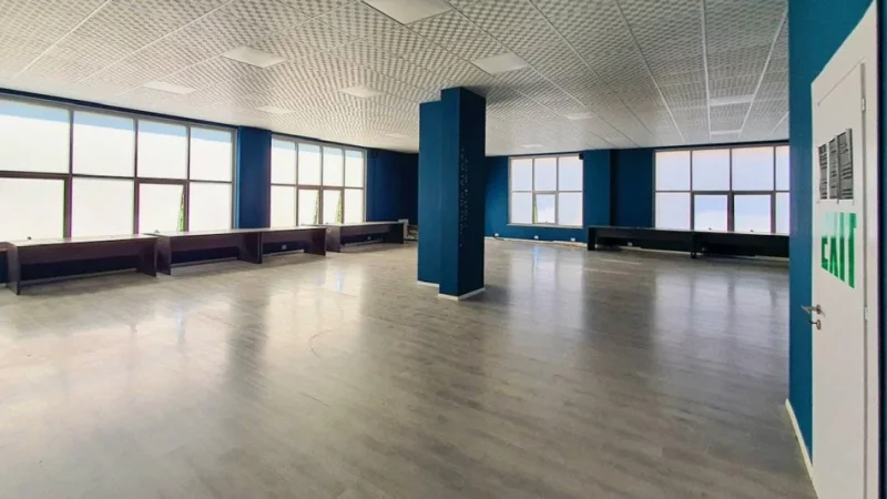 Tirane, jepet me qera ambjent biznesi Kati 1, 250 m² 2.500 € (Bardhyl buze rruge ne Unaze)