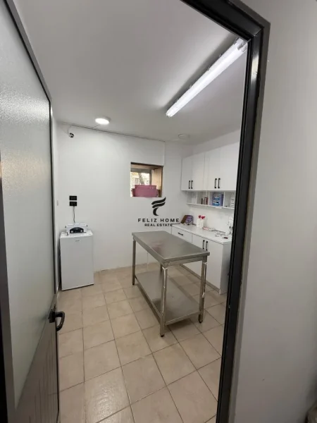 Tirane, jepet me qera dyqan Kati 0, 60 m² 800 € (21 DHJETORI)