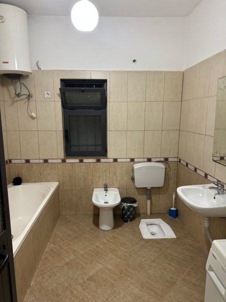 Tirane, jepet me qera apartament 1+1+Ballkon Kati 1, 60 m² 300 € (Rruga Gjon Mili ,prane nenstacionit elektrik .prane rruges siri kodra)