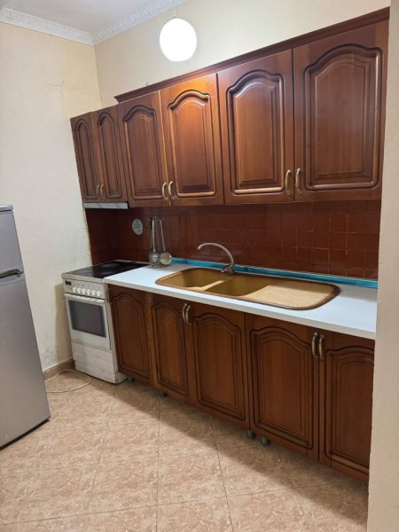 Tirane, jepet me qera apartament 1+1+Ballkon Kati 1, 60 m² 300 € (Rruga Gjon Mili ,prane nenstacionit elektrik .prane rruges siri kodra)