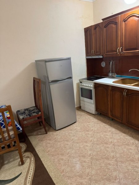 Tirane, jepet me qera apartament 1+1+Ballkon Kati 1, 60 m² 300 € (Rruga Gjon Mili ,prane nenstacionit elektrik .prane rruges siri kodra)