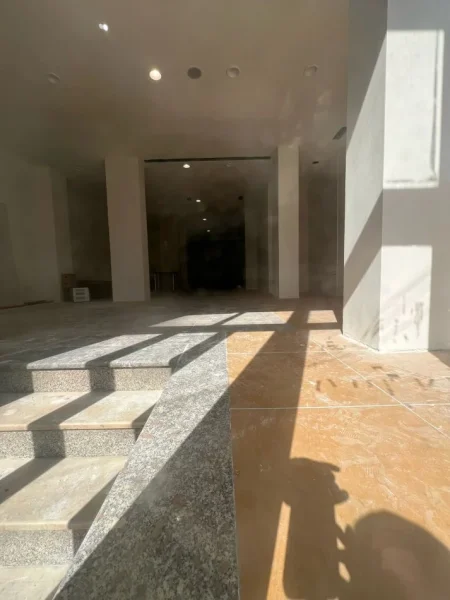 Tirane, jepet me qera ambjent biznesi , 250 m² 1.800 € (Qender)