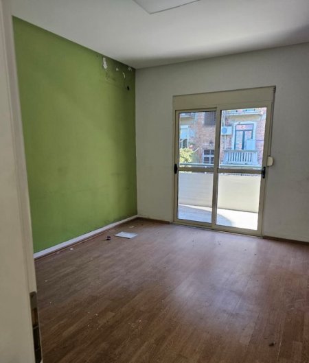 Tirane, jepet me qera ambjent biznesi Kati 2, 150 m² 1.500 € (KOMUNA E PARISIT)