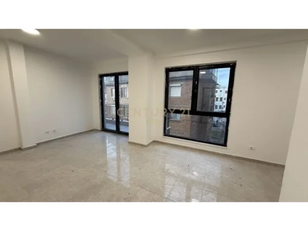 Tirane, jepet me qera ambjent biznesi Kati 3, 89 m² 800 € (Pazari i ri)