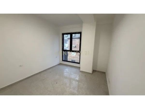 Tirane, jepet me qera ambjent biznesi Kati 3, 89 m² 800 € (Pazari i ri)