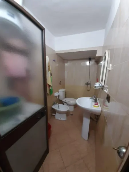 Tirane, jepet me qera apartament 1+1 Kati 3, 70 m² 500 € (Jepet Apartament 1+1 me Qera ne Xhamllik)