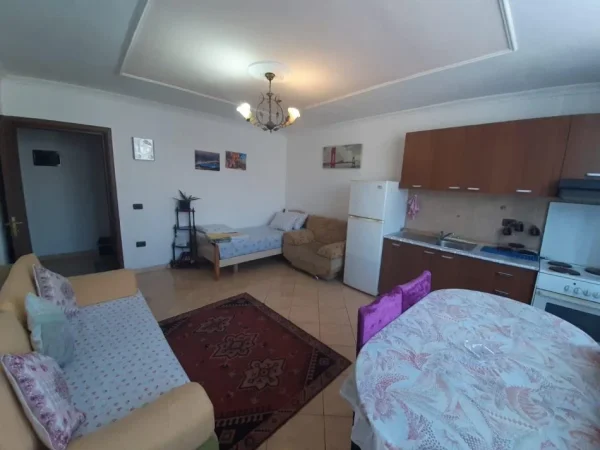 Tirane, jepet me qera apartament 1+1 Kati 3, 70 m² 500 € (Jepet Apartament 1+1 me Qera ne Xhamllik)