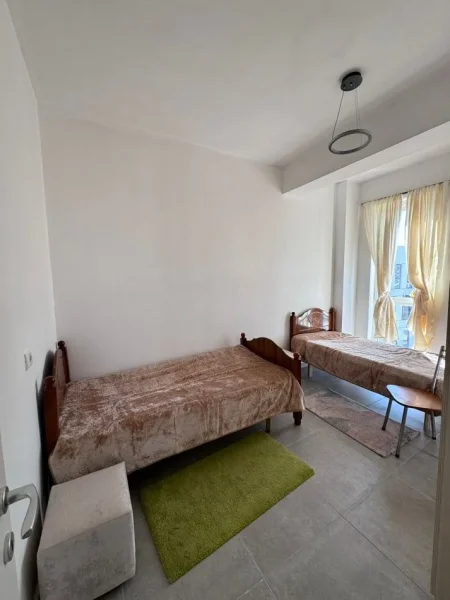 Tirane, jepet me qera apartament 2+1+Ballkon Kati 6, 90 m² 450€ (Rruga 5 maj ne fund te rruges tek Ndertimet e reja)
