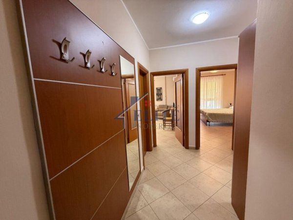 Tirane, jepet me qera apartament 3+1+Ballkon Kati 7, 125 m² 900 € (Mujo Ulqinaku)