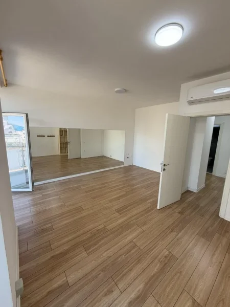 Tirane, jepet me qera zyre , 125 m² 1.500 € (Komuna Parisit)
