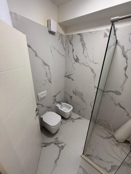 Tirane, jepet me qera zyre , 125 m² 1.500 € (Komuna Parisit)