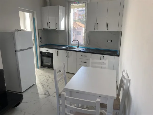 Tirane, jepet me qera apartament 1+1+Ballkon Kati 3, 70 m² 650 € (ali demi)