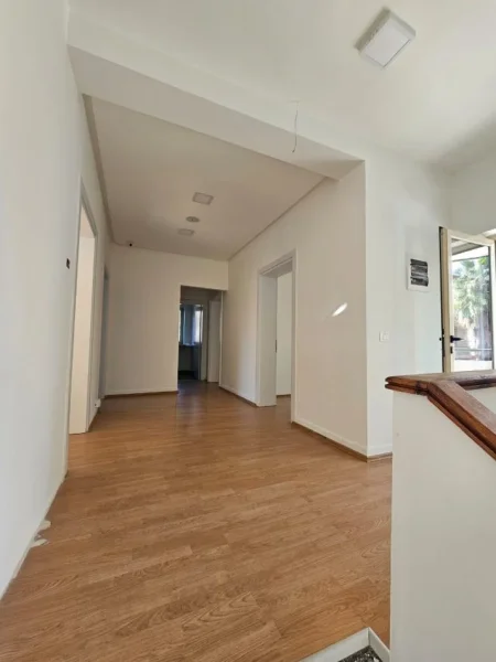 Tirane, jepet me qera ambjent biznesi Kati 2, 150 m² 1.500 € (Komuna e Parisit)