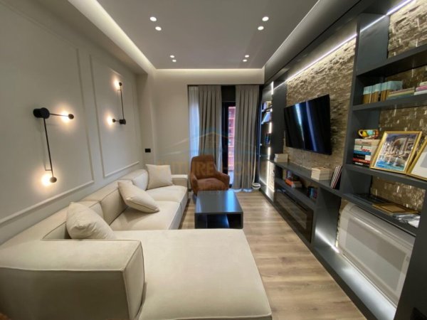 Tirane, jepet me qera apartament 2+1+Ballkon Kati 12, 75 m² 950 € (Tirana Garden Building)