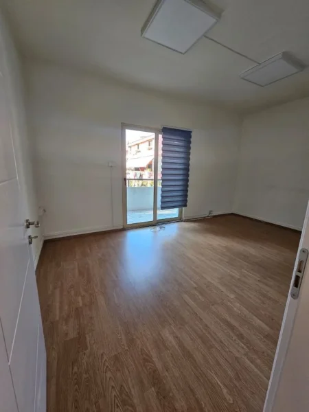 Tirane, jepet me qera zyre , 150 m² 1.500 € (Komuna Parisit)