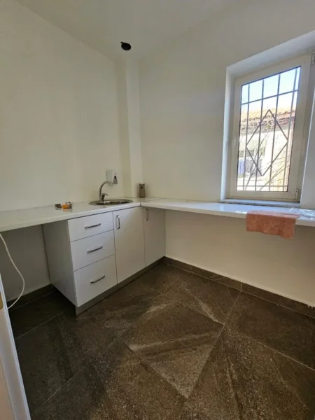 Tirane, jepet me qera zyre , 150 m² 1.500 € (Komuna Parisit)