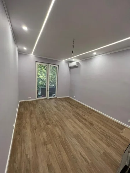 Tirane, jepet me qera zyre Kati 3, 100 m² 1.000 € (blloku)