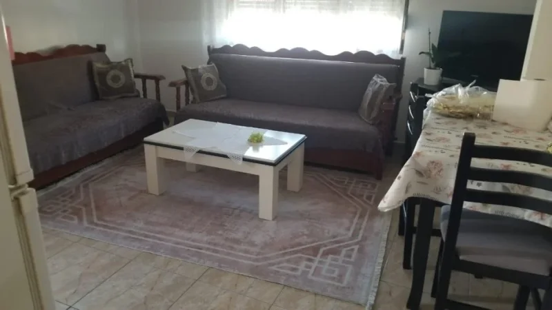 Tirane, jepet me qera apartament 1+1+Ballkon Kati 3, 70 m² 400 € (Zog zi prane Er Petrol, ka dalje dhe prapa kompleksit te vizion+)