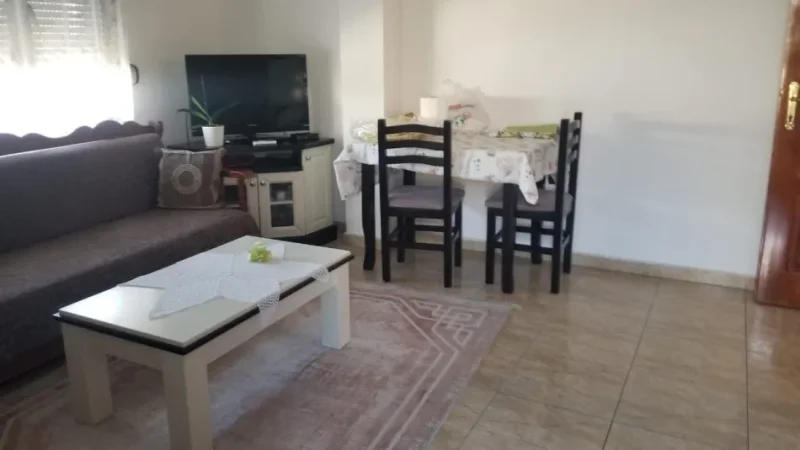 Tirane, jepet me qera apartament 1+1+Ballkon Kati 3, 70 m² 400 € (Zog zi prane Er Petrol, ka dalje dhe prapa kompleksit te vizion+)