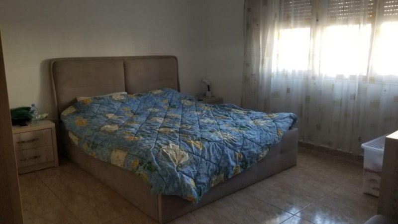 Tirane, jepet me qera apartament 1+1+Ballkon Kati 3, 70 m² 400 € (Zog zi prane Er Petrol, ka dalje dhe prapa kompleksit te vizion+)