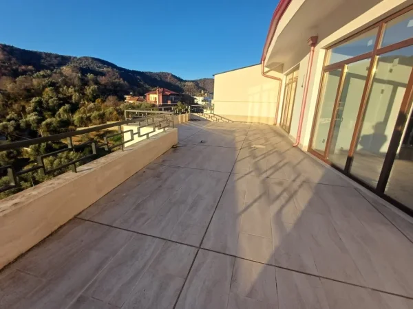 Shitet Apartament Duplex  229 m² 450.000 € (Kopshti Botanik)