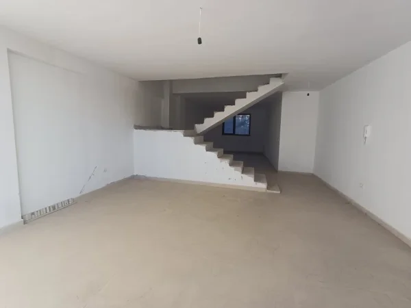 Shitet Apartament Duplex  229 m² 450.000 € (Kopshti Botanik)