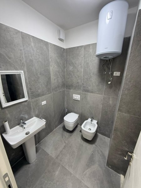Tirane, jepet me qera apartament 3+1+Ballkon Kati 4, 125 m² 1.499 € (1499)