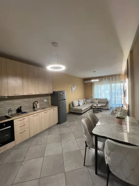 Tirane, jepet me qera apartament 1+1+Ballkon Kati 5, 80 m² 600 € (Rruga Panorama)