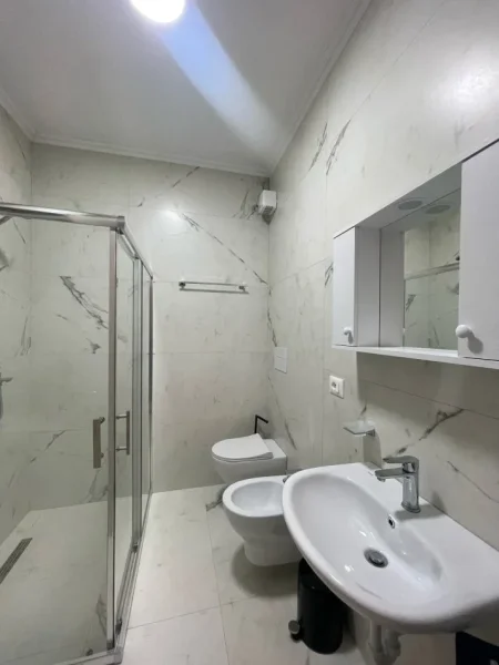 Tirane, jepet me qera apartament 2+1+Ballkon Kati 3, 100 m² 700 € (Astir, River Residence)