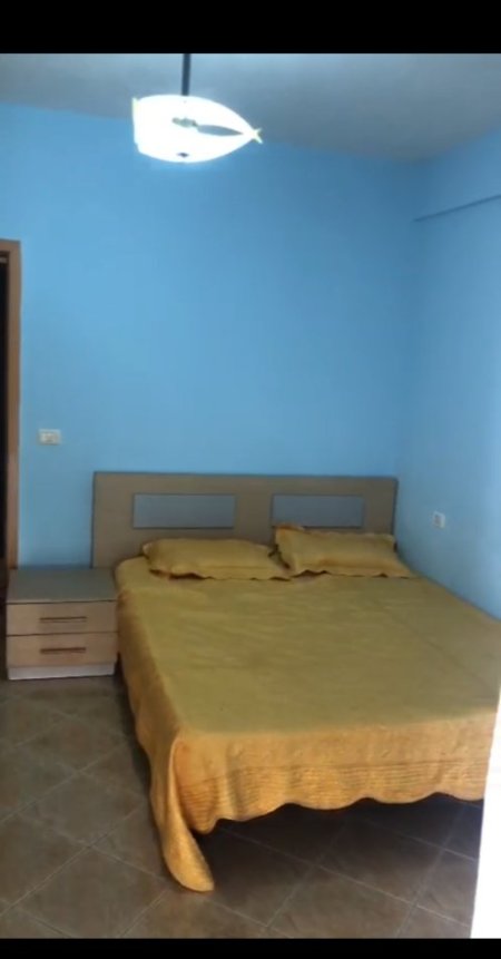 Tirane, jepet me qera Vile 2+1 Kati 2, 75 m² (200 m posht shinave te trenit)
