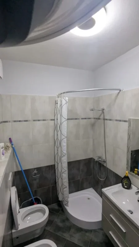 Tirane, jepet me qera apartament 1+1+Ballkon Kati 2, 71 m² 600 € (Rruga Jordan Misja)