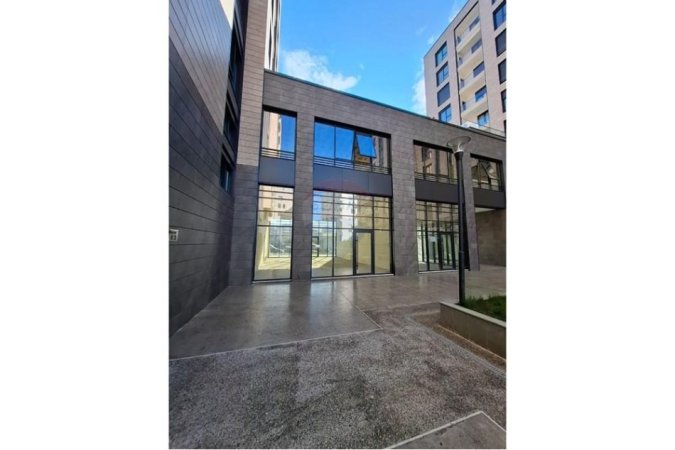 jepet me qera , 66 m² 1.100 € (Dyqan me qira në Porcelan Kompleksi Erli)
