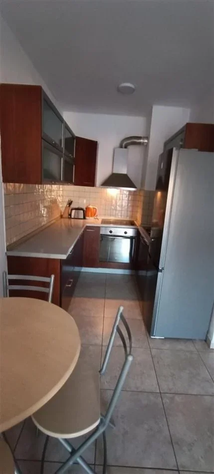 Tirane, jepet me qera apartament 1+1+Ballkon Kati 5, 63 m² 500 € (BLLOKU I AMBASADAVE)