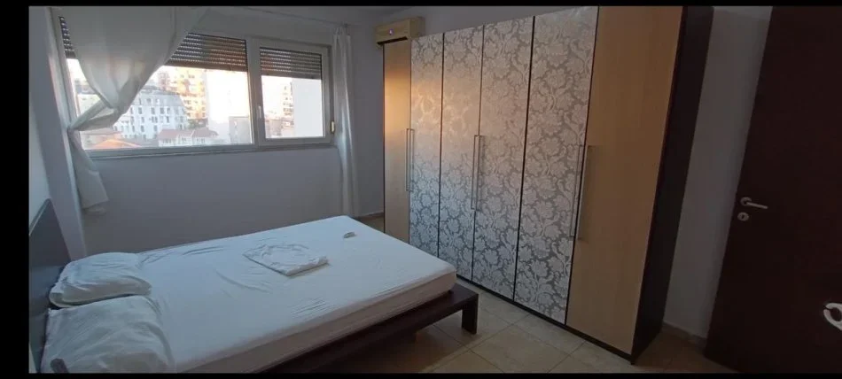 Tirane, jepet me qera apartament 1+1+Ballkon Kati 5, 63 m² 500 € (BLLOKU I AMBASADAVE)