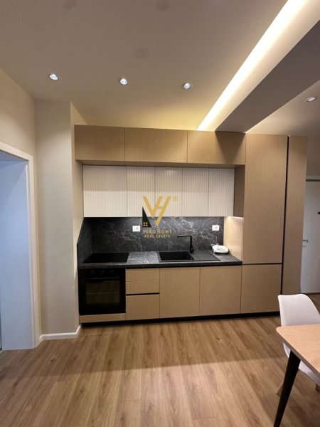 Tirane, jepet me qera apartament 1+1+Ballkon Kati 7, 65 m² 500 € (ALI DEMI)