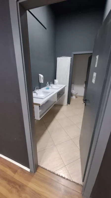 Tirane, jepet me qera ambjent biznesi , 300 m² 2.500 € (21 Dhjetor)