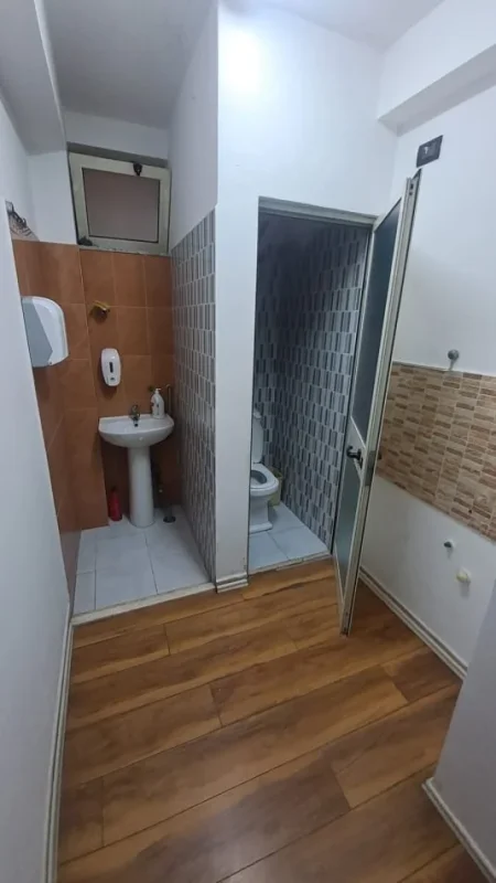 Tirane, jepet me qera ambjent biznesi , 300 m² 2.500 € (21 Dhjetor)