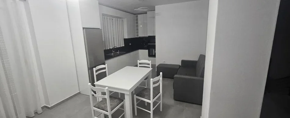 Tirane, jepet me qera apartament 1+1+Ballkon Kati 1, 80 m² 500 € (selite)