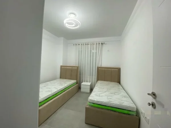 Tirane, jepet me qera apartament 1+1+Ballkon Kati 1, 80 m² 500 € (selite)