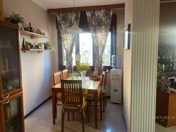 Tirane, jap me qera apartament 2+1+2 , 120 m² 1.200 € (Komuna e Parisit)