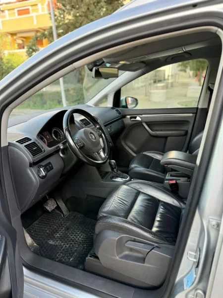 Durres, shes makine TOURAN Nafte, gri metalizato automatik Klima 223.000 km 1 €