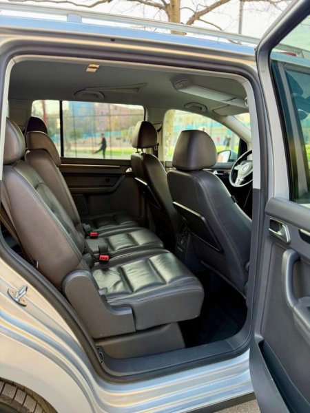 Durres, shes makine TOURAN Nafte, gri metalizato automatik Klima 223.000 km 1 €