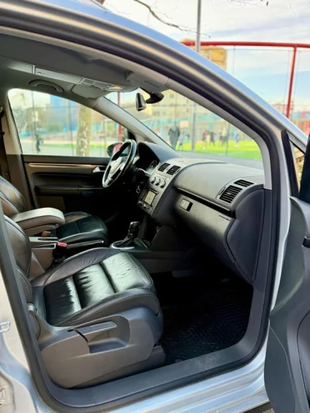 Durres, shes makine TOURAN Nafte, gri metalizato automatik Klima 223.000 km 1 €