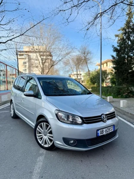 Durres, shes makine TOURAN Nafte, gri metalizato automatik Klima 223.000 km 1 €