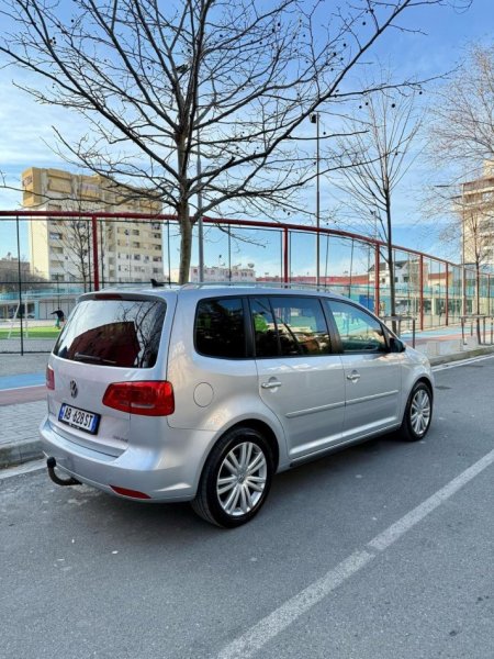 Durres, shes makine TOURAN Nafte, gri metalizato automatik Klima 223.000 km 1 €