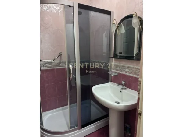 Tirane, jepet me qera apartament Kati 7, 100 m² 900 € 