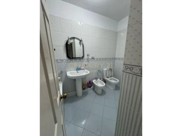 Tirane, jepet me qera apartament Kati 7, 100 m² 900 € 