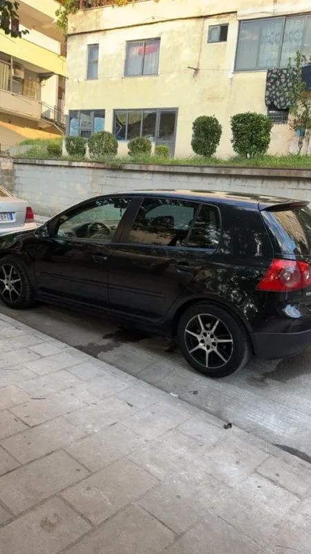 Tirane, shes makine Golf 5 Nafte, e zeze manuale 3.500 €