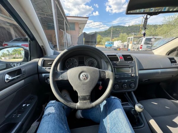 Tirane, shes makine Golf 5 Nafte, e zeze manuale 3.500 €